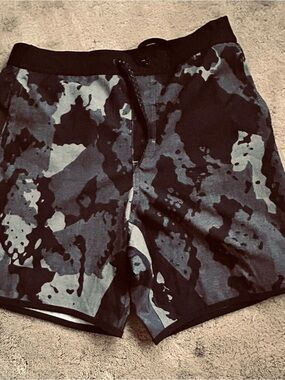Under Armour Men's small Black & Gray Camo Swim Trunks